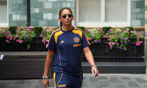 அழுத்தத்தை எடுத்துக்கொள்ளாமல் மகிழ்ச்சியாக விளையாட வேண்டும் - ஹர்மன்ப்ரீத் கவுர்