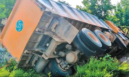 திருவள்ளூர்: தாறுமாறாக ஓடி சாலையோரம் கவிழந்த லாரி