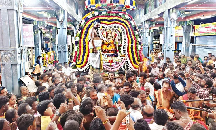 குலசேகரன்பட்டினம்  தசரா: பார்வதி திருக்கோலத்தில் முத்தாரம்மன் வீதி உலா