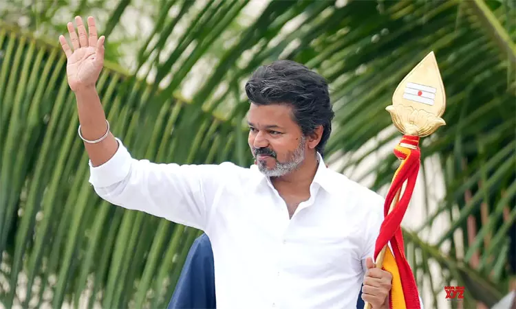 கரூரில் மதியம் 3 மணிக்கு தொண்டர்கள் மத்தியில்... ... கரூர்:  விஜய் பிரசார கூட்ட நெரிசலில் சிக்கி 10 பேர் பலி