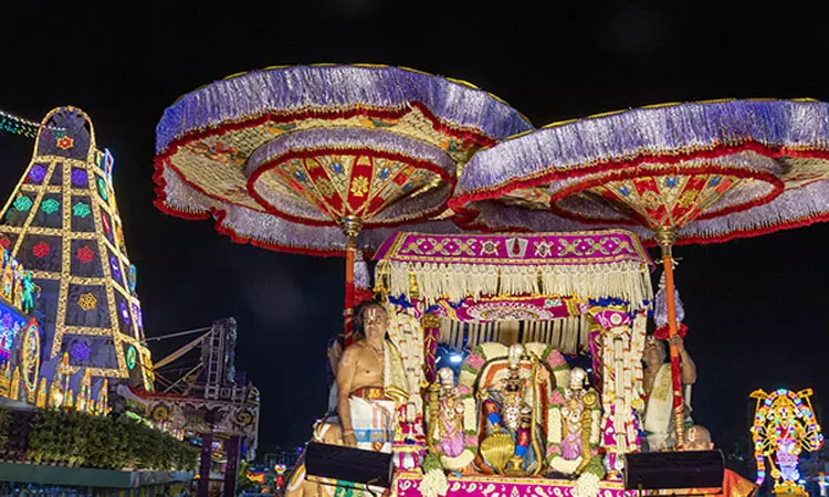 திருப்பதி பிரம்மோற்சவ விழா: முத்துப்பந்தல் வாகனத்தில் எழுந்தருளிய மலையப்ப சுவாமி