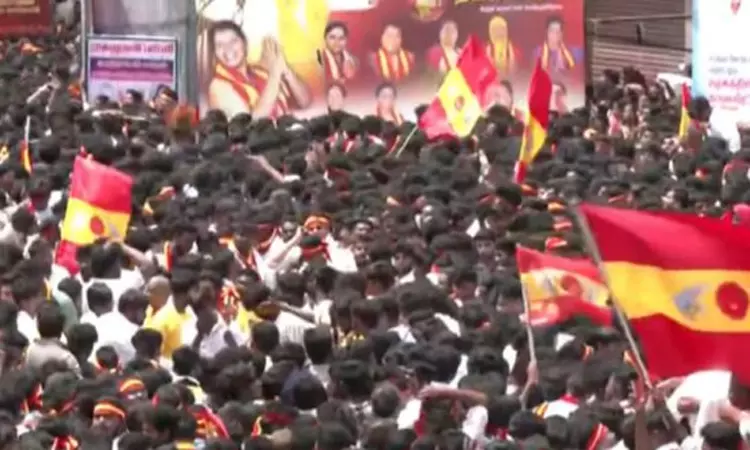 விஜய்யை வரவேற்க குவிந்துள்ள தவெக தொண்டர்கள் விஜய்யை வரவேற்க குவிந்துள்ள தவெக தொண்டர்கள்