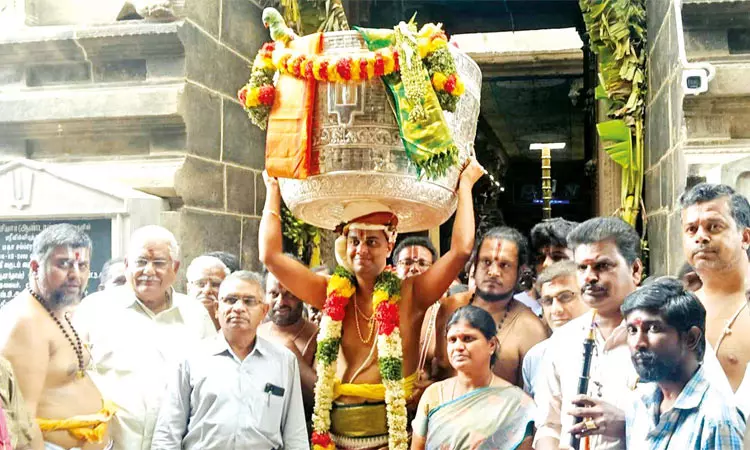 ஸ்ரீவில்லிபுத்தூர் ஆண்டாள் சூடிக்கொடுத்த மாலை திருப்பதிக்கு அனுப்பி வைப்பு ஸ்ரீவில்லிபுத்தூர் ஆண்டாள் சூடிக்கொடுத்த மாலை திருப்பதிக்கு அனுப்பி வைப்பு