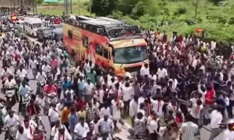 நாமக்கல் மாவட்ட எல்லையில் தவெக தலைவர் விஜயை... ... கரூர்:  விஜய் பிரசார கூட்ட நெரிசலில் சிக்கி 10 பேர் பலி