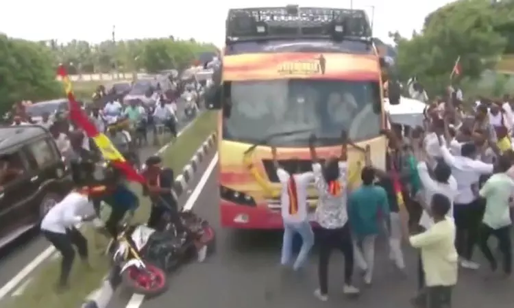 கீழே விழுந்த தொண்டர்கள் கீழே விழுந்த தொண்டர்கள்