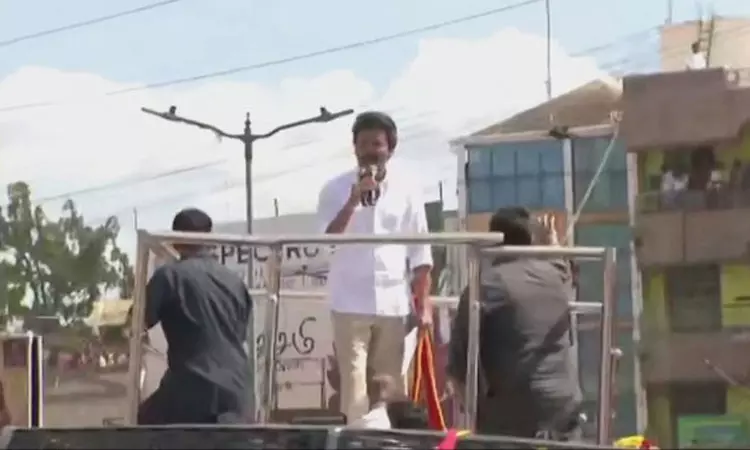 6 மணி நேரம் தாமதத்திற்குப் பின் நாமக்கல்லில்... ... கரூர்:  விஜய் பிரசார கூட்ட நெரிசலில் சிக்கி 10 பேர் பலி