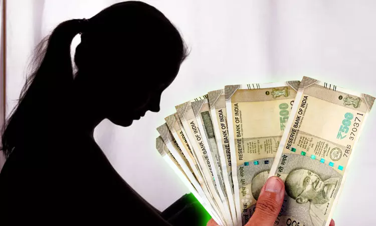 சட்ட விரோத தகவல்கள் அனுப்பியதாக மிரட்டி இளம்பெண்ணிடம் ரூ.73 லட்சம் மோசடி