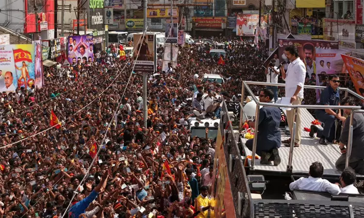 விஜய் பிரசாரம்; 15 பேர் மயக்கம்  விஜய்... ... கரூர்:  விஜய் பிரசார கூட்ட நெரிசலில் சிக்கி 10 பேர் பலி