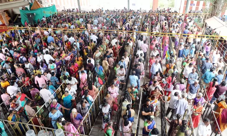 கோவை: பெருமாள் கோவில்களில் நீண்ட வரிசையில் காத்திருந்து தரிசனம் செய்த பக்தர்கள்