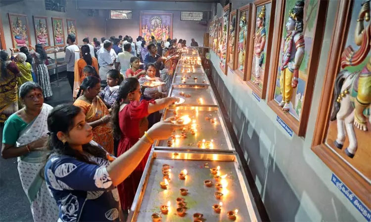 கோவை: பெருமாள் கோவில்களில் நீண்ட வரிசையில் காத்திருந்து தரிசனம் செய்த பக்தர்கள்