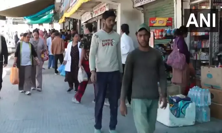 லடாக்: லே பகுதியில் ஊரடங்கு தளர்வு; கடைகளில் பொருட்கள் வாங்க குவிந்த மக்கள்