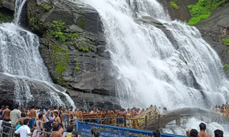 குற்றால அருவிகளில் தண்ணீர் ஆர்ப்பரிப்பு; சுற்றுலா பயணிகள் உற்சாகம் குற்றால அருவிகளில் தண்ணீர் ஆர்ப்பரிப்பு; சுற்றுலா பயணிகள் உற்சாகம்