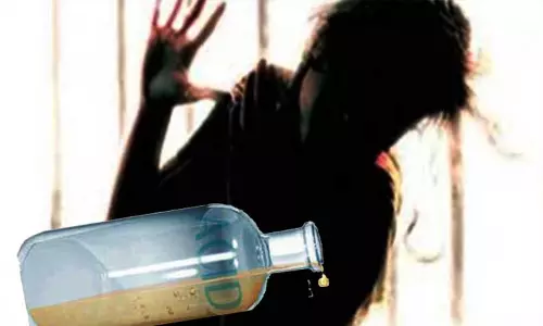 ஆசிரியை மீது ஆசிட் வீச்சு - அதிர்ச்சி சம்பவம்