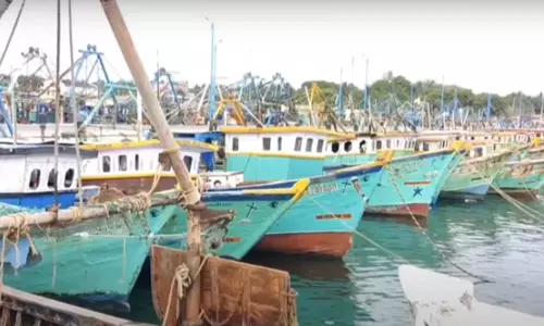கொந்தளிக்கும் கடல்: ராமநாதபுரம் மீனவர்கள் கடலுக்கு செல்ல தடை கொந்தளிக்கும் கடல்: ராமநாதபுரம் மீனவர்கள் கடலுக்கு செல்ல தடை