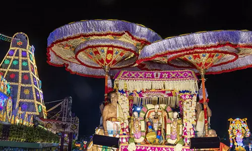 திருப்பதி பிரம்மோற்சவ விழா: முத்துப்பந்தல் வாகனத்தில் எழுந்தருளிய மலையப்ப சுவாமி