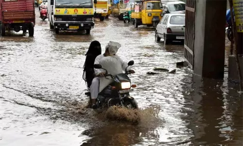 கனமழையால் வெள்ளத்தில் மிதக்கும் ஐதராபாத்:  ஆயிரக்கணக்கான மக்கள் பாதிப்பு