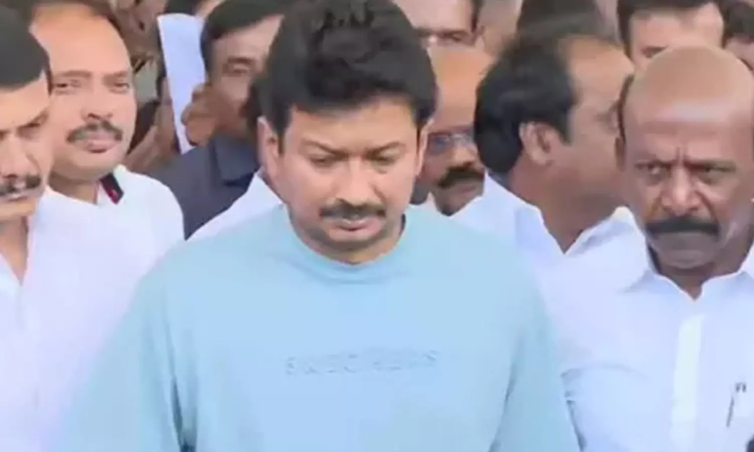 கரூரில் உயிரிழந்தவர்களின் உடல்களுக்கு  உதயநிதி நேரில் அஞ்சலி…கட்சி தலைவர்கள் இரங்கல்..