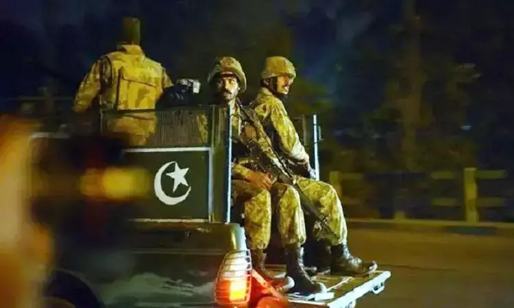 பாகிஸ்தான் ராணுவம், பயங்கரவாதிகள் இடையே துப்பாக்கி சண்டை - 17 பேர் சுட்டுக்கொலை பாகிஸ்தான் ராணுவம், பயங்கரவாதிகள் இடையே துப்பாக்கி சண்டை - 17 பேர் சுட்டுக்கொலை