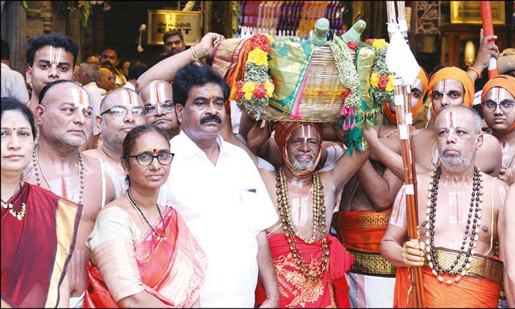 ஸ்ரீவில்லிபுத்தூர் ஆண்டாள் சூடிக்கொடுத்த மாலை ஏழுமலையானுக்கு சமர்ப்பணம்