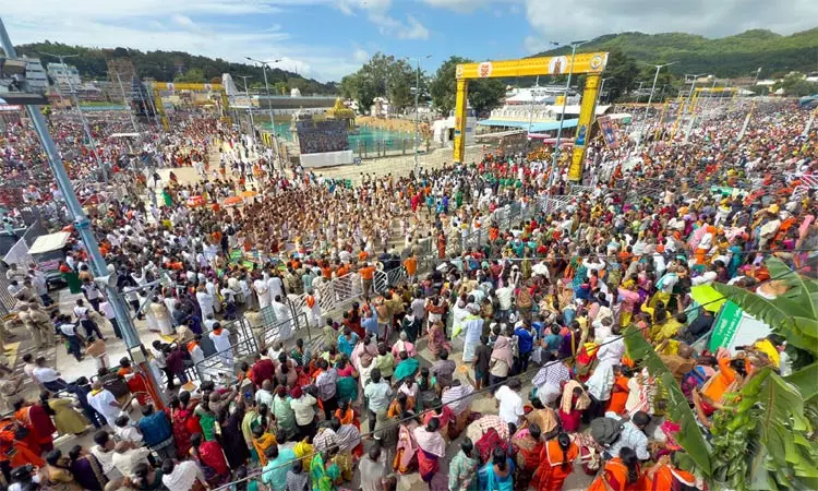 பிரம்மோற்சவ விழாவில் இன்று கருட சேவை... திருப்பதியில் குவியும் பக்தர்கள் பிரம்மோற்சவ விழாவில் இன்று கருட சேவை... திருப்பதியில் குவியும் பக்தர்கள்