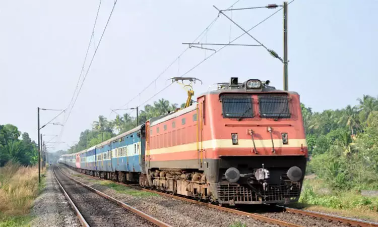 அதிர்ச்சி தகவல்.. கஞ்சா கடத்தலுக்காக ரெயிலை பயன்படுத்தும் மர்ம நபர்கள் அதிர்ச்சி தகவல்.. கஞ்சா கடத்தலுக்காக ரெயிலை பயன்படுத்தும் மர்ம நபர்கள்