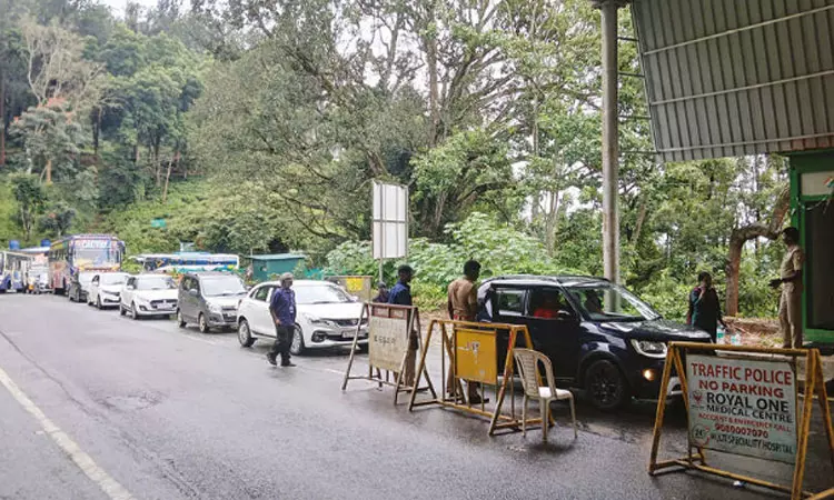 நீலகிரிக்கு சுற்றுலா பயணிகள் வருகை அதிகரிப்பு- நீண்ட தூரம் அணிவகுத்து நின்ற வாகனங்கள்