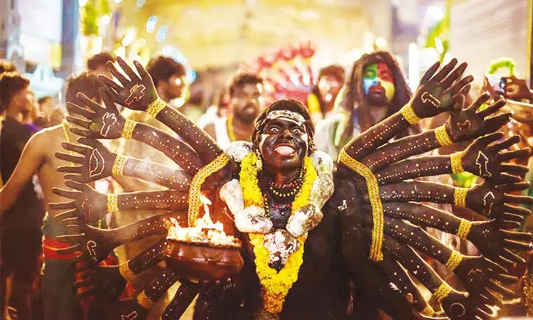 விதவிதமான வழிபாட்டு முறைகள்.. இந்து பண்டிகைகளில் முக்கிய இடம்பிடித்த தசரா