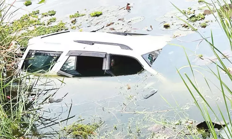 கட்டுப்பாட்டை இழந்து ஏரிக்குள் பாய்ந்த கார்: 5 பேரின் நிலை என்ன?