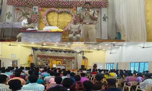 காவலர் தேர்வுக்கு தயாராகி வரும் மாணவர்கள் 200 பேருக்கு புத்தகங்கள்: தூத்துக்குடி ஏ.எஸ்.பி. வழங்கினார் காவலர் தேர்வுக்கு தயாராகி வரும் மாணவர்கள் 200 பேருக்கு புத்தகங்கள்: தூத்துக்குடி ஏ.எஸ்.பி. வழங்கினார்