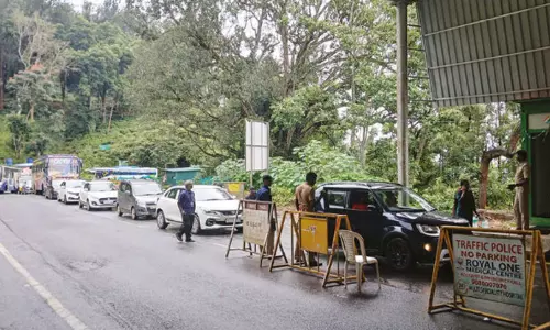 நீலகிரிக்கு சுற்றுலா பயணிகள் வருகை அதிகரிப்பு- நீண்ட தூரம் அணிவகுத்து நின்ற வாகனங்கள்