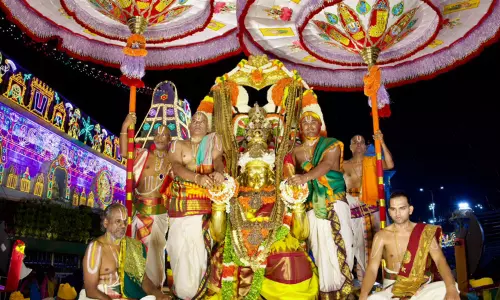 ’லட்சக்கணக்கான பக்தர்கள் மத்தியில்...’ திருப்பதியில் விமரிசையாக நடைபெற்ற கருட சேவை