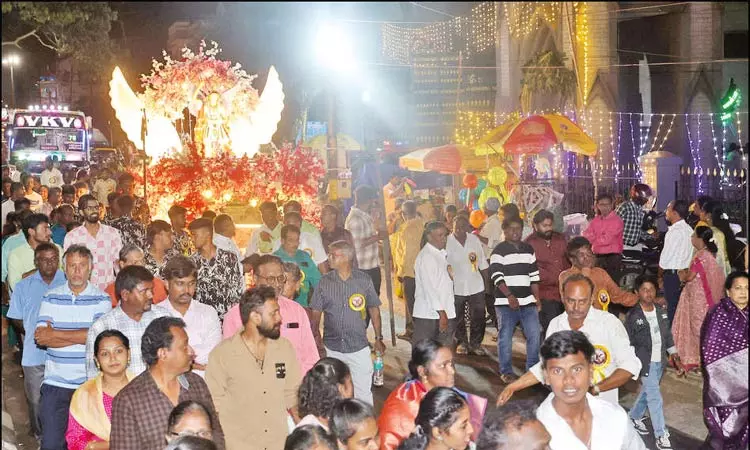 கோவை: தூய மிக்கேல் அதிதூதர் ஆலயத்தில் தேர் பவனி