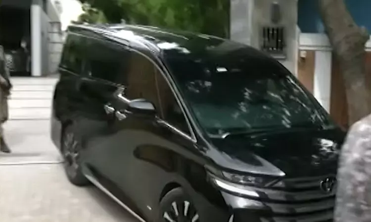 30 மணி  நேரத்திற்கு பிறகு வீட்டை விட்டு வெளியே வந்த விஜய்..எங்கே சென்றார்?