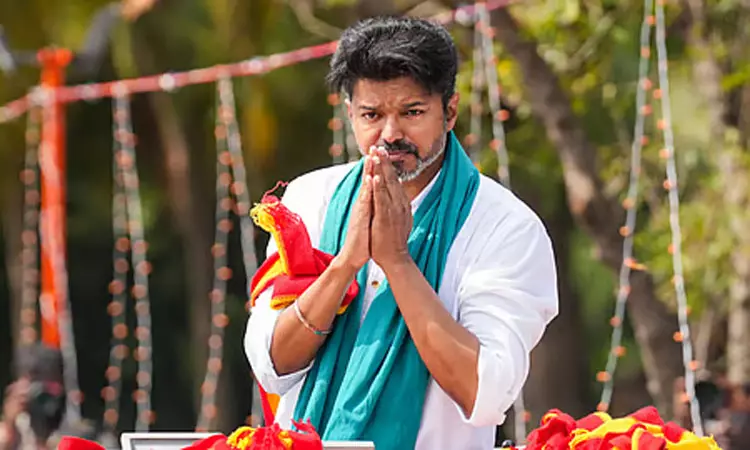 இன்று மாலை தவெக அலுவலகம் செல்கிறார் விஜய் இன்று மாலை தவெக அலுவலகம் செல்கிறார் விஜய்