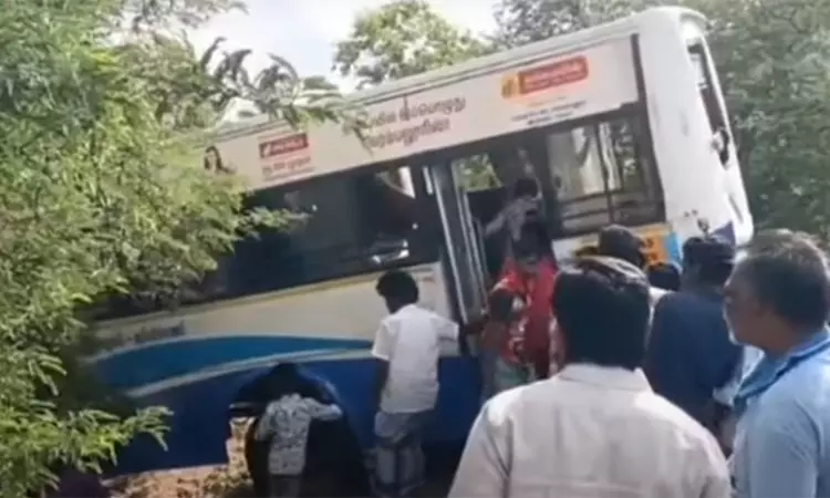 திருச்சி: பள்ளத்தில் கவிழ்ந்த அரசு பேருந்து.. பயணிகளின் நிலை? திருச்சி: பள்ளத்தில் கவிழ்ந்த அரசு பேருந்து.. பயணிகளின் நிலை?