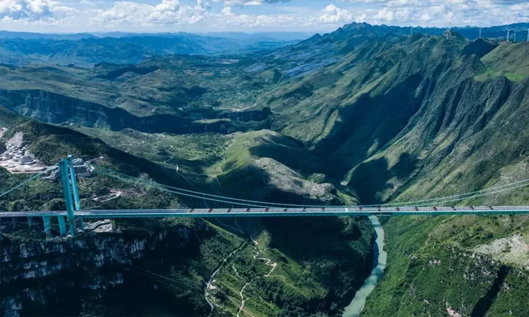 சீனாவில் உலகின் மிக உயரமான பாலம் திறப்பு: 2 மணி நேர பயணம் 2 நிமிடங்களாக குறைப்பு