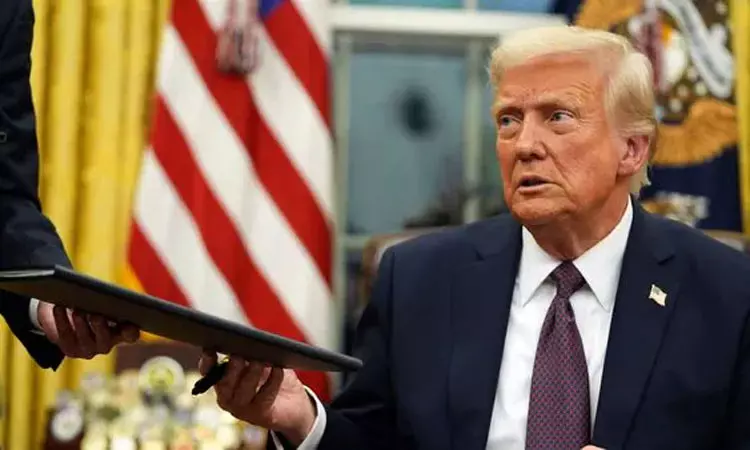 வெளிநாட்டில் தயாரிக்கப்படும் படங்களுக்கு 100 சதவீதம் வரி -  டிரம்ப் அறிவிப்பு