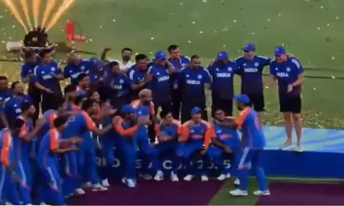 பாகிஸ்தான் அமைச்சர் கையில் வெற்றிக் கோப்பையை வாங்க இந்தியா மறுப்பு - கையோடு எடுத்துச் சென்ற நிர்வாகம்