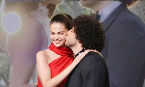 காதலரை கரம் பிடித்த பிரபல பாடகி - வைரலாகும் புகைப்படம் காதலரை கரம் பிடித்த பிரபல பாடகி - வைரலாகும் புகைப்படம்