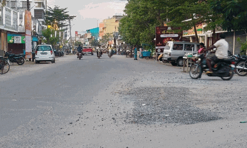 அரியலூர்-திருச்சி சாலையில் ஏற்பட்ட பள்ளத்தை சீரமைத்த அதிகாரிகள்