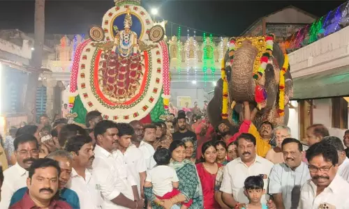 நவராத்திரி 6-ம் நாள் திருவிழா... வெள்ளி காமதேனு வாகனத்தில் பவனி வந்த குமரி பகவதி அம்மன்