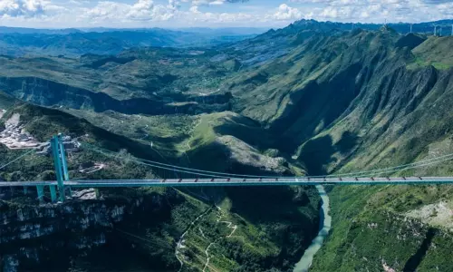 சீனாவில் உலகின் மிக உயரமான பாலம் திறப்பு: 2 மணி நேர பயணம் 2 நிமிடங்களாக குறைப்பு