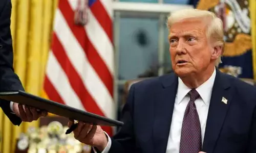 வெளிநாட்டில் தயாரிக்கப்படும் படங்களுக்கு 100 சதவீதம் வரி -  டிரம்ப் அறிவிப்பு