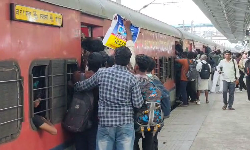 தாம்பரம் ரெயில் நிலையத்தில் அலைமோதும் மக்கள் கூட்டம்