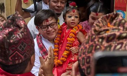 நேபாளத்தில் வாழும் கடவுளாக 2 வயது சிறுமி தேர்வு