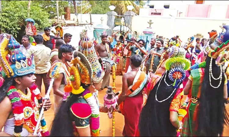 குலசை தசரா களை கட்டியது: காளி வேடமணிந்து ஆக்ரோஷமாக ஆடி வந்த பக்தர்கள்