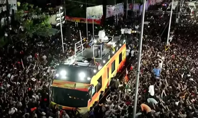 கட்சிக்காரர்களை நாங்கள் தடுக்கலாம்.. மக்களை தடுக்க வேண்டியது போலீஸ்தான் -தவெக தரப்பு வாதம் கட்சிக்காரர்களை நாங்கள் தடுக்கலாம்.. மக்களை தடுக்க வேண்டியது போலீஸ்தான் -தவெக தரப்பு வாதம்