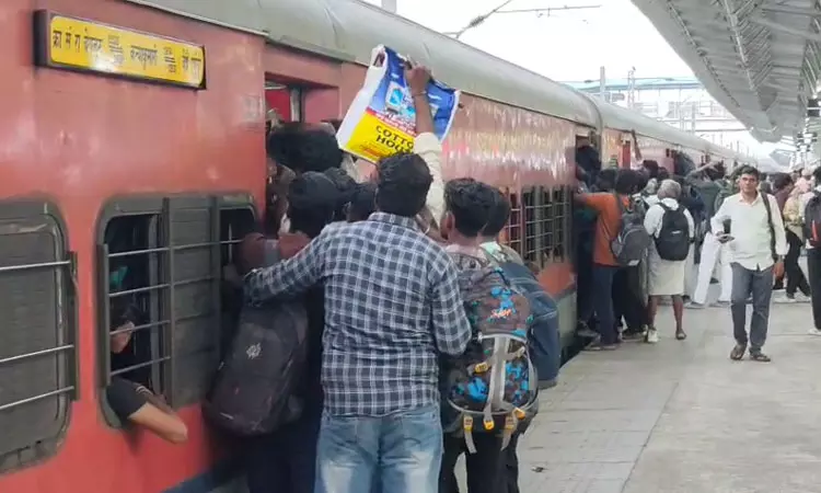 தாம்பரம் ரெயில் நிலையத்தில் அலைமோதும் மக்கள் கூட்டம் தாம்பரம் ரெயில் நிலையத்தில் அலைமோதும் மக்கள் கூட்டம்