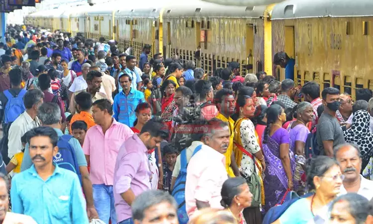 தொடர் விடுமுறை எதிரொலி.. தாம்பரம் ரெயில் நிலையத்தில் அலைமோதும் மக்கள் கூட்டம்