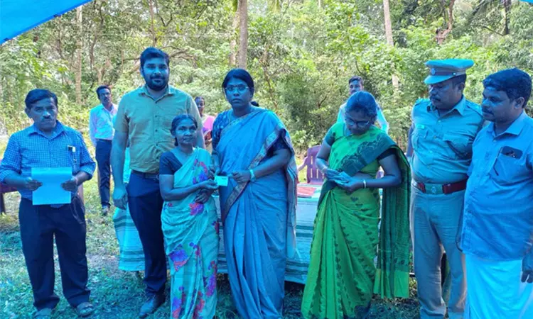 மலைவாழ் மக்களுக்கு மின்னணு நலவாரிய அட்டைகள்: கன்னியாகுமரி கலெக்டர் வழங்கினார்